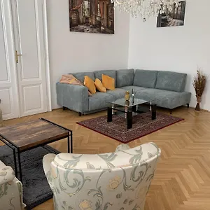 Opera شقة